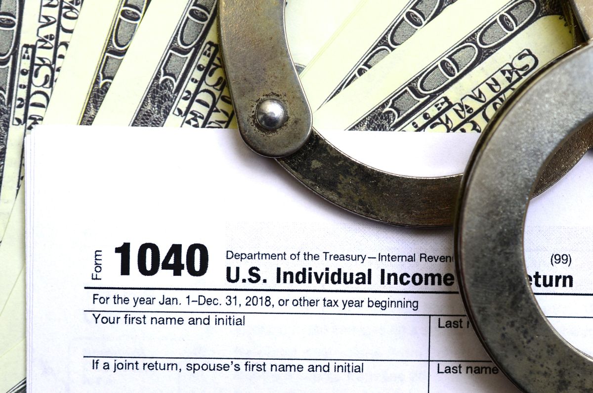 Te explicamos quiénes recibirían el alivio de multa del IRS anunciado el mes pasado. 