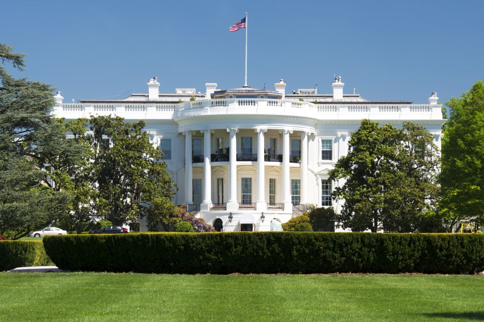 What is the salary of those who work in the White House in the US?