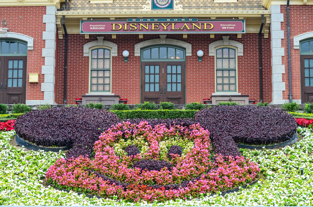 El parque de Walt Disney World en California solicita que podadores para embellecer los jardines de su parque.