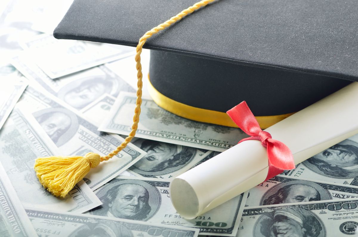 En abril, el gobierno de Biden presentó el programa Fresh Start para ayudar a morosos de préstamos estudiantiles a pagar su deuda.