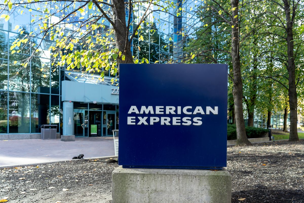 American Express tiene u banco en línea en el que puedes hacer transacciones las 24 horas del día. 