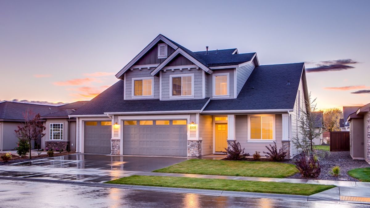 Quienes desean comprar una vivienda se enfrentan a las altas tasas de interés hipotecarias.