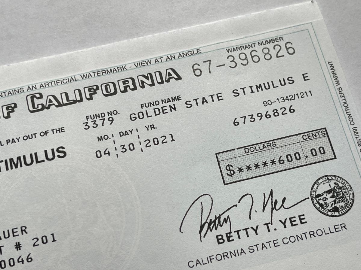 Aquellos que reciban su cheque de estímulo de California en una tarjeta de débito, pueden recibir su dinero en cualquier momento. 