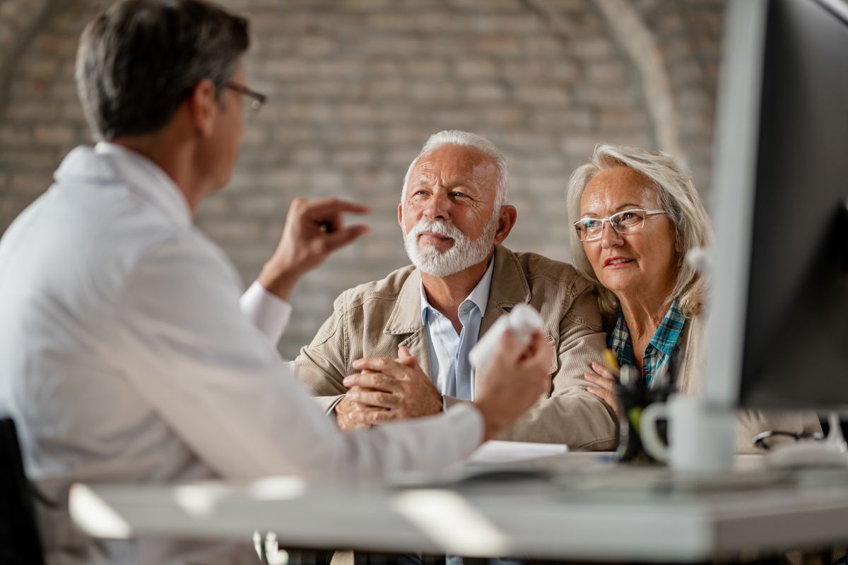 La inscripción al Medicare ocurre cuando las personas cumplen los 65 años. 