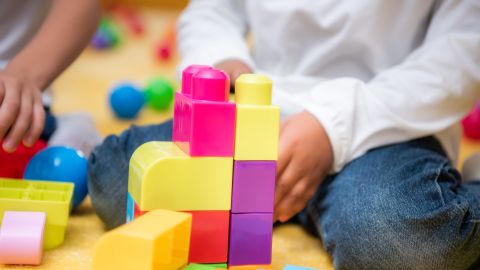Si vas a buscar trabajo como niñera o babysitter en EE.UU. debes tener cuidado con algunas estafas y engaños: cuáles son
