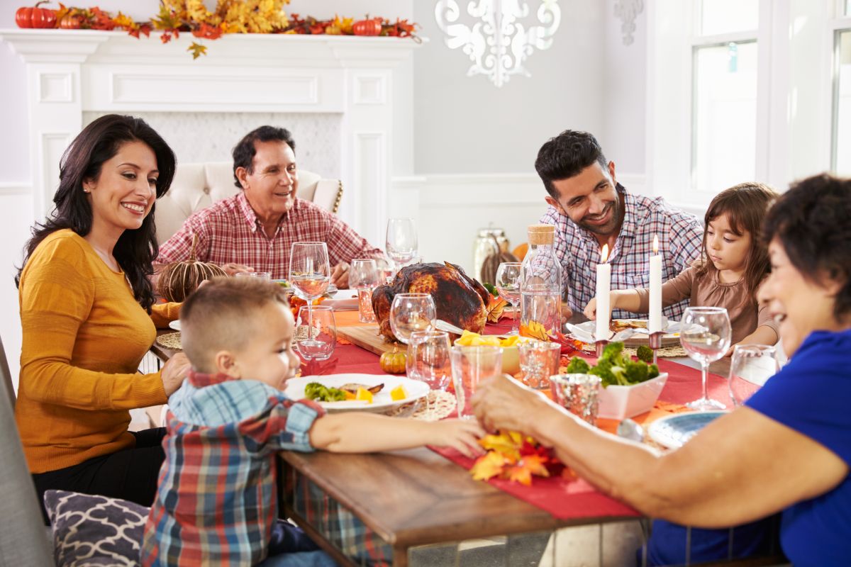 Con SNAP puedes comprar alimentos para tu cena de Thanksgiving como el pavo, los arándanos o las patatas, y puedes usar estos beneficios en cadenas minoristas grandes como Walmart.