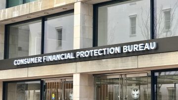 Cheques de estímulo: la CFPB encontró cuatro "estafas" fundamentales en bancos e instituciones que mintieron o cobraron mal a sus clientes