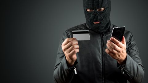 Tres de cada cuatro latinos ha sufrido estafas durante las temporadas navideñas en EE.UU.: cuáles son las más comunes, según la AARP
