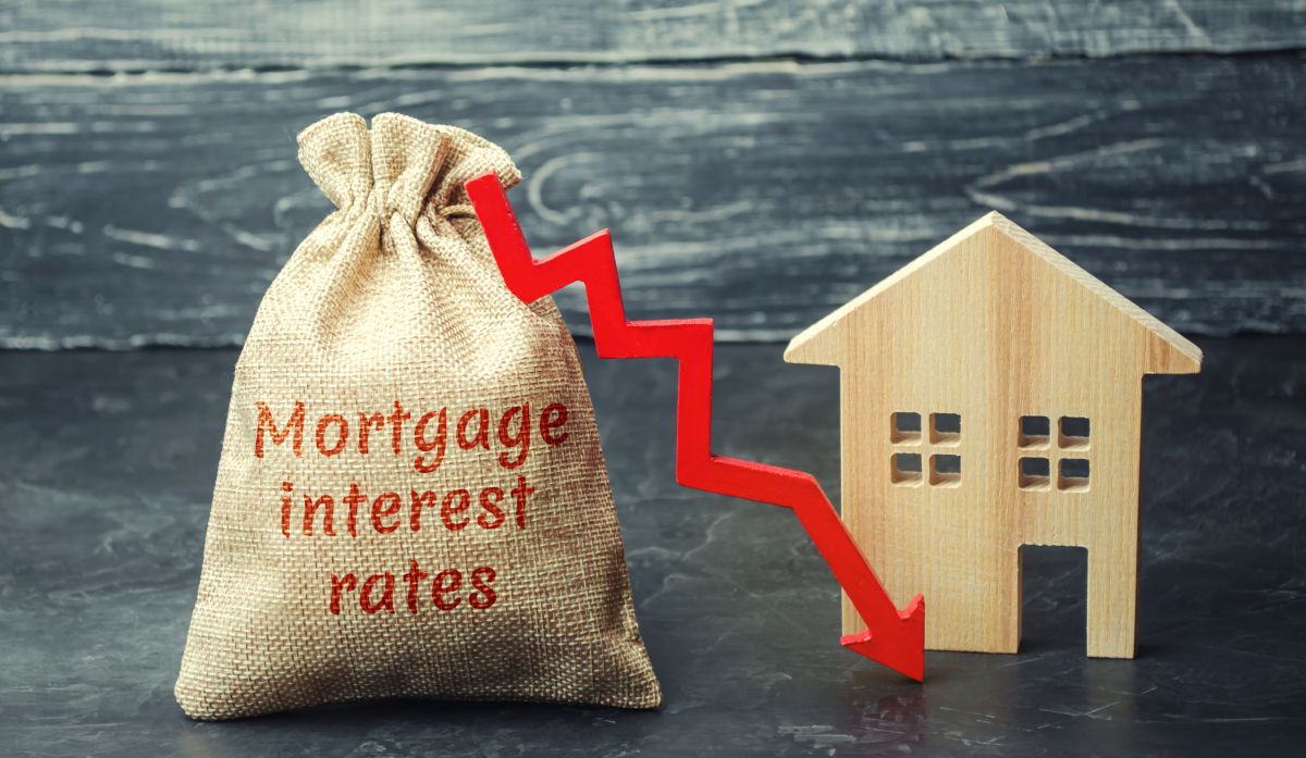 De acuerdo con Redfin, con la caída histórica de las tasas de interés hipotecario podrías ahorrarte hasta $100 dólares mensuales en los pagos correspondientes a tu hipoteca en EE.UU.