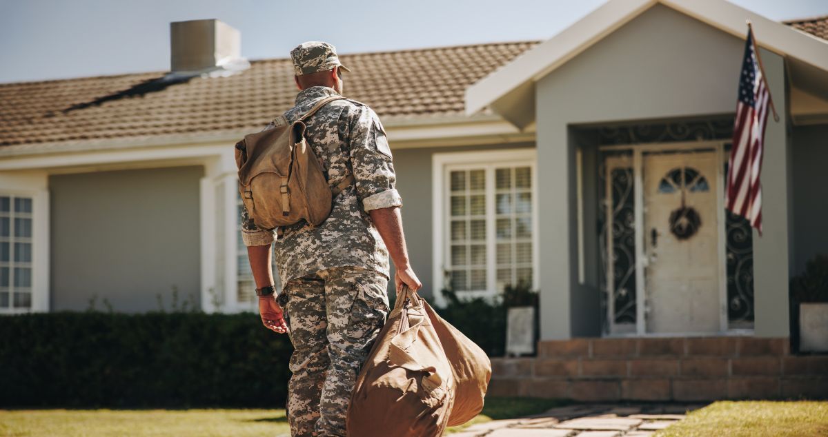 Muchos veteranos de guerra en EE.UU. desconocen los beneficios hipotecarios a los que tienen derecho, según Freddie Mac. Esta iniciativa de la Fundación Home Depot tiene como fin apoyarlos mientras afrontan sus costos de alojamiento.