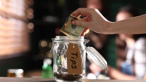 Las propinas en EE.UU. están bajando debido a la inflación: cuál es el porcentaje común que debe darse