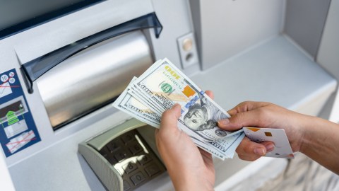 Cómo puedo retirar el dinero de mi cuenta de banco en Estados Unidos si fui deportado