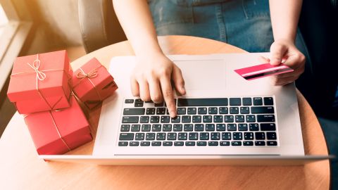 Tres recomendaciones sobre cómo usar tu tarjeta de crédito durante la temporada navideña en EE.UU.