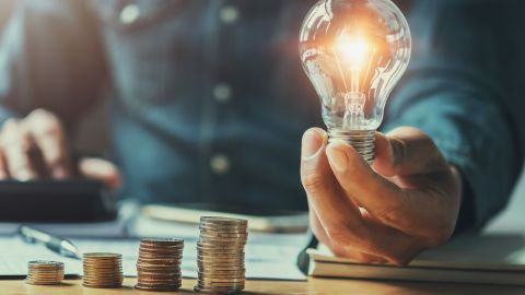 Cinco movimientos financieros que debes hacer para empezar el 2023 con buen pie en EE.UU.