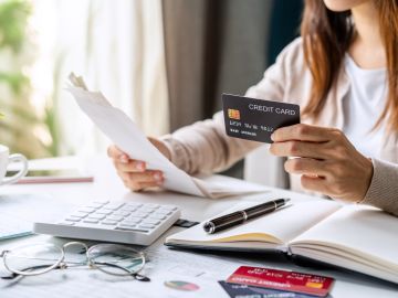 De una tarjeta de crédito en EE.UU.: ¿pueden confiscar parte de mi salario por una deuda?