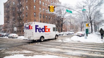 FedEx y UPS aseguran que los envíos de paquetes navideños de último minuto podrían atrasarse debido a la tormenta invernal en EE.UU.