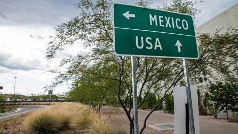 Por qué el salario mínimo es mayor en la frontera entre México y EE.UU.