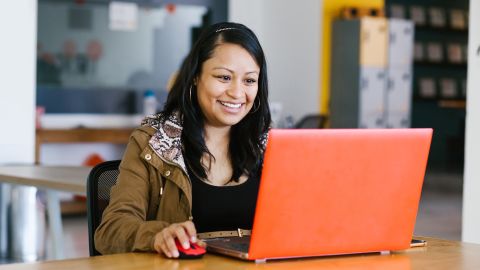 Cómo las mujeres latinas más jóvenes en EE.UU. están revirtiendo la tendencia de ser el grupo más pobre del mercado laboral