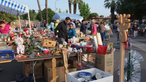 Cómo obtener un permiso de vendedor temporal para ventas de garage en California
