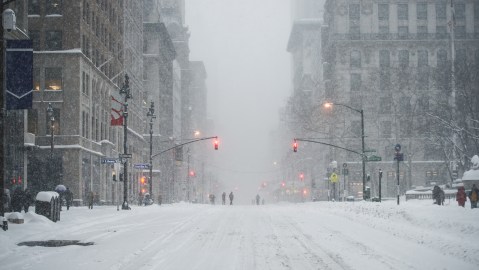 Cómo prepararte para la llegada de la tormenta invernal en EE.UU., según la FEMA