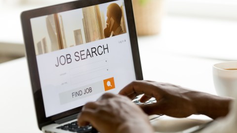 Cada vez es más difícil conseguir trabajo luego de haber perdido tu empleo en Estados Unidos
