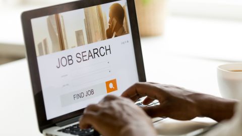 Cada vez es más difícil conseguir trabajo luego de haber perdido tu empleo en Estados Unidos