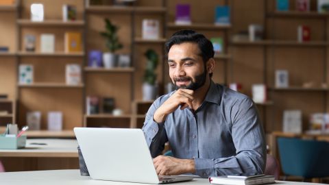 Los 5 trabajos en tecnología con los que puedes ganar hasta $100,000 dólares al año en Estados Unidos