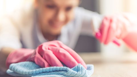 Trabajadores domésticos en EE.UU.: ¿necesitan una licencia para trabajar de forma legal?