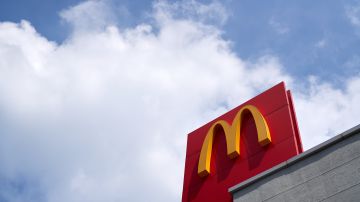 McDonald's, Starbucks y otras compañías gastan millones de dólares para evitar que aumenten los salarios de los trabajadores de comida rápida en California