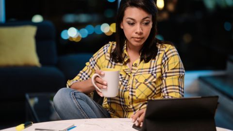 Las mujeres latinas pierden aproximadamente $1.2 millones de dólares a lo largo de su carrera por la disparidad salarial en EE.UU.