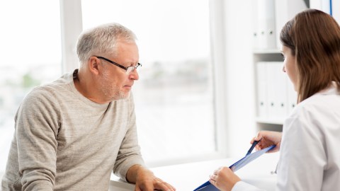 Cómo presentar una queja por el trato de un doctor de Medicare en EE.UU.
