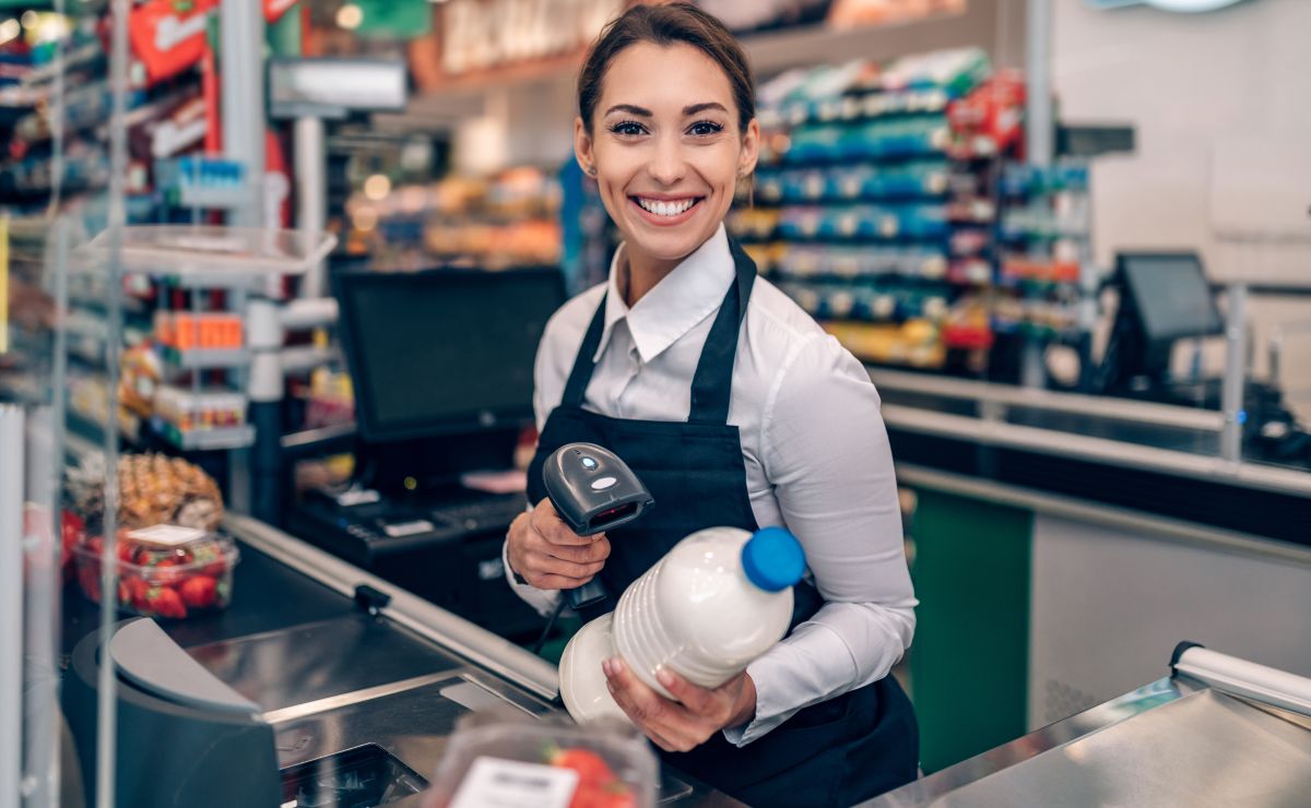 Trabajos Para Latinos En Eeuu El Salario Promedio De Una Cajera De Supermercado En 2022 6539