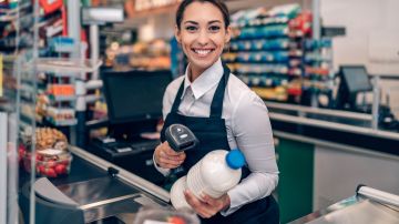 Trabajos para latinos en EE.UU.: el salario promedio de una cajera de supermercado en 2022