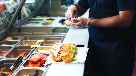 Próximamente el salario mínimo de los trabajadores de comida rápida en California podría aumentar