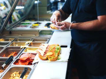 Próximamente el salario mínimo de los trabajadores de comida rápida en California podría aumentar