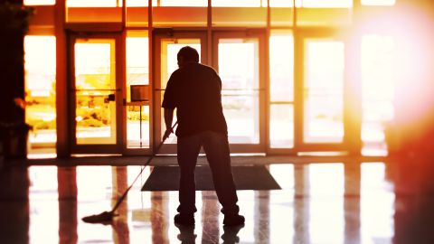 Trabajos para latinos en EE.UU.: cuál es el salario promedio de un conserje