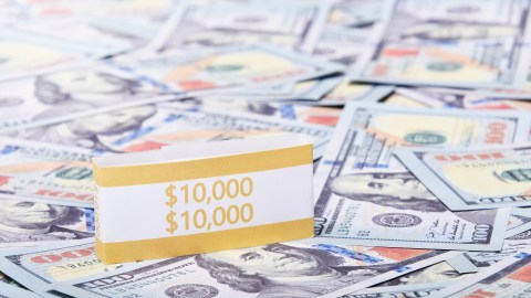 10,000 dólares