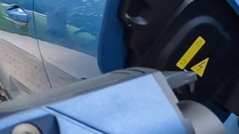 Ya es más caro y difícil comprar o hacer un lease de un auto eléctrico 2023