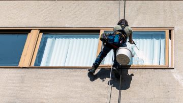 limpiador de ventanas de edificios y riesgos de trabajo