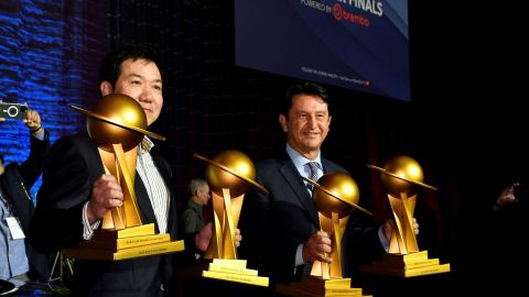 SangYup Lee, Director Global de Diseño de Hyundai y José Muñoz, CEO y COO, en la premiación World Car of the Year Awards 2023 en el Auto Show New York.