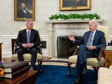 Kevin McCarthy y Joe Biden, techo de deuda