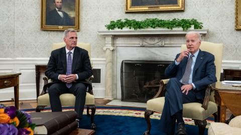 Kevin McCarthy y Joe Biden