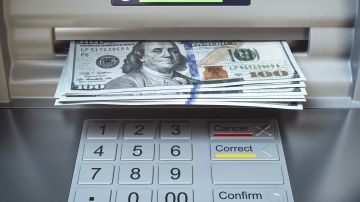 retiro de efectivo con una tarjeta de crédito en una cajero automático