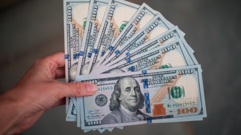 Cheque de estímulo mensual en un condado de Virginia