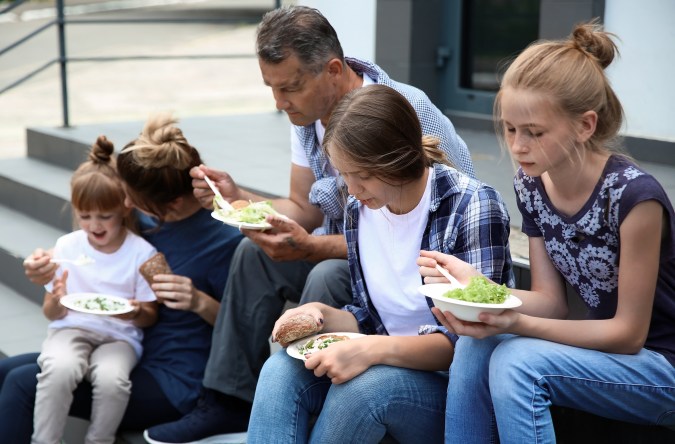 Familias fuera de los cupones de alimentos SNAP
