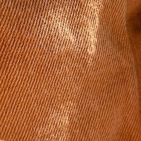 Un hombre tiene billetes de cien dólares en sus manos tras pedir un cash advance.