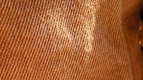 Un hombre tiene billetes de cien dólares en sus manos tras pedir un cash advance.