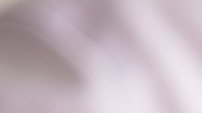 Primer plano de un hombre de negocios sosteniendo una tarjeta con el mensaje NÚMERO DE CUENTA BANCARIA INTERNACIONAL IBAN,