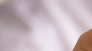 Primer plano de un hombre de negocios sosteniendo una tarjeta con el mensaje NÚMERO DE CUENTA BANCARIA INTERNACIONAL IBAN,