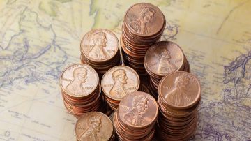 Torres de monedas de 1 centavo de dólar.